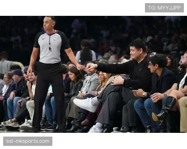 姚明时隔多年重返休斯敦现场观战火箭队掀起球迷热潮